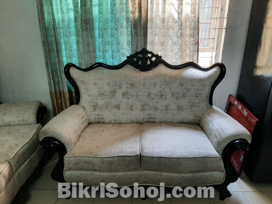 ক্লাসিক কাঠের সোফা (৩+২+১) টি-টেবিলসহ সেট বিক্রয় করা হবে।